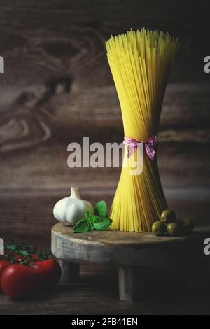 Food Fotografie Negative Raum Pasta Rezept Zutaten Tomaten Knoblauch und basilikum Stockfoto