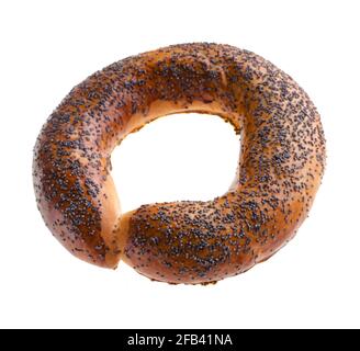 Ruddiger Bagel mit Oberteil, bestreut mit Mohnsamen, auf weißem Hintergrund isoliert Stockfoto