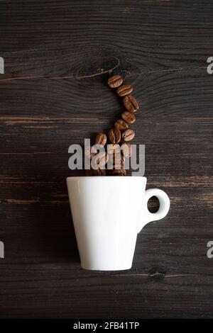 Tasse mit Kaffeebohnen auf schwarzem Hintergrund Stockfoto