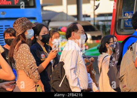 Bangkok - Thailand, 29. Feb 2020: Menschen mit medizinischen Masken verhindern Staub und Keime. Am Abend gab es Sonnenschein Stockfoto