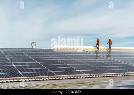Nicht erkennbare Solarpanel-Techniker überprüfen eine spanische Fabrik Stockfoto