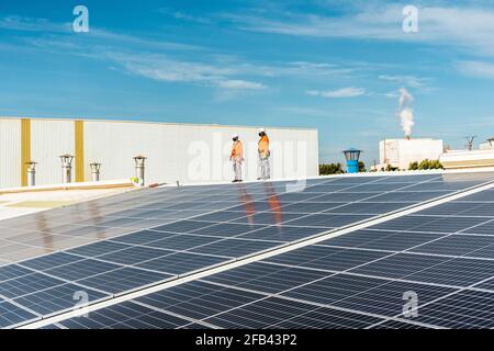 Nicht erkennbare Solarpanel-Techniker überprüfen eine Installation Spanien Stockfoto
