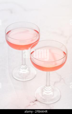 Zwei Gläser rosa Roséwein auf weißem Marmorboden. Stockfoto