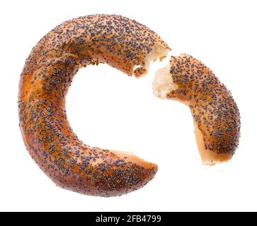 In zwei Teile zerbrochen Ruddy Bagel bestreut mit Mohn Samen auf einem weißen Hintergrund in Isolation Stockfoto
