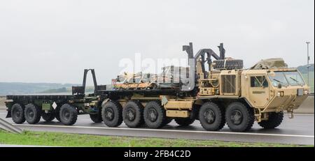 neulengbach, österreich, 29. Mai 2019, oshkosh pls 10x10 on a american Military Convoy on the austrian Highwax a1 westautobu Stockfoto