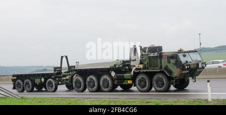 neulengbach, österreich, 29. Mai 2019, oshkosh pls 10x10 on a american Military Convoy on the austrian Highwax a1 westautobu Stockfoto