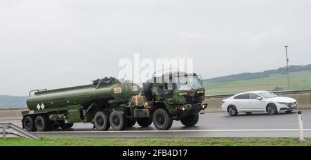 neulengbach, österreich, 29. Mai 2019, Tankwagen bei einem amerikanischen Militärkonvoi auf der österreichischen Autobahn a1 westauta Stockfoto