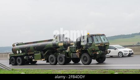 neulengbach, österreich, 29. Mai 2019, Tankwagen bei einem amerikanischen Militärkonvoi auf der österreichischen Autobahn a1 westauta Stockfoto