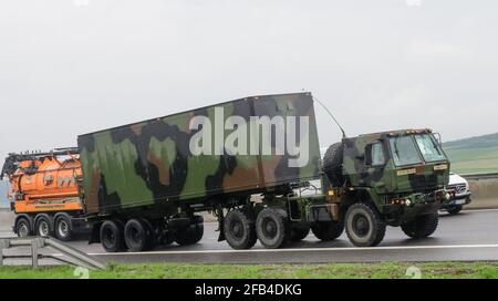 neulengbach, österreich, 29. Mai 2019,Container-LKW bei einem amerikanischen Militärkonvoi auf der österreichischen Highwax a1 westauta Stockfoto