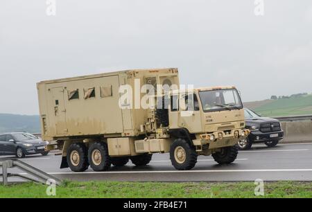 neulengbach, österreich, 29. Mai 2019,Container-LKW bei einem amerikanischen Militärkonvoi auf der österreichischen Highwax a1 westauta Stockfoto