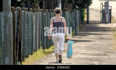 Glasgow, Schottland, Großbritannien. April 2021. UK Wetter: Sonnig am Forth und clyde Kanal und der A82 Straße daneben im Nordwesten der Stadt. Quelle: gerard Ferry/Alamy Live News Stockfoto