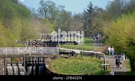 Glasgow, Schottland, Großbritannien. April 2021. UK Wetter: Sonnig am Forth und clyde Kanal und der A82 Straße daneben im Nordwesten der Stadt. Quelle: gerard Ferry/Alamy Live News Stockfoto