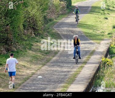 Glasgow, Schottland, Großbritannien. April 2021. UK Wetter: Sonnig am Forth und clyde Kanal und der A82 Straße daneben im Nordwesten der Stadt. Quelle: gerard Ferry/Alamy Live News Stockfoto