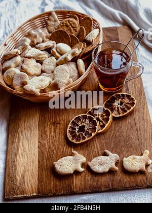 Frische hausgemachte Kekse und Tee auf Holzbrett Stockfoto