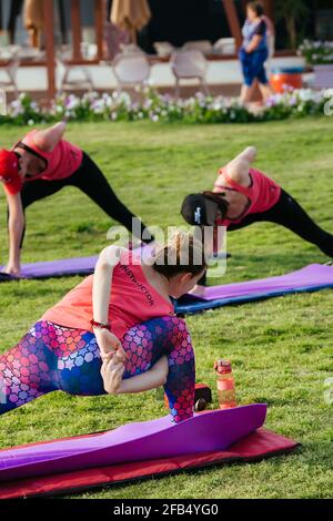 Eine Gruppe von Touristen, die im Hotel Yoga im Freien machen Stockfoto