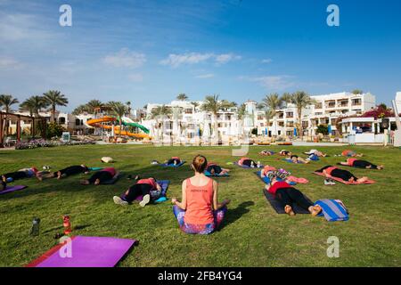 Eine Gruppe von Touristen, die im Hotel Yoga im Freien machen Stockfoto