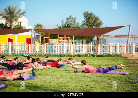 Eine Gruppe von Touristen, die im Hotel Yoga im Freien machen Stockfoto