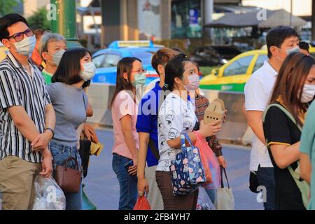 Bangkok - Thailand, 29. Feb 2020: Menschen mit medizinischen Masken verhindern Staub und Keime. Am Abend gab es Sonnenschein Stockfoto