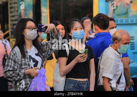 Bangkok - Thailand, 29. Feb 2020: Menschen mit medizinischen Masken verhindern Staub und Keime. Am Abend gab es Sonnenschein Stockfoto