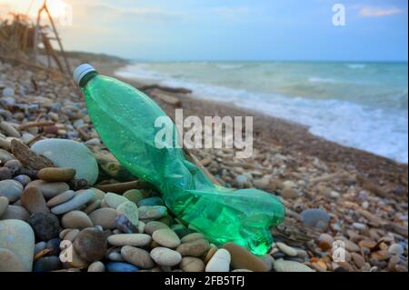 Verschmutzung der Plastikflaschen am Strand. Stockfoto