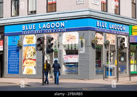 Dieser Fisch- und Chipshop ist dauerhaft geschlossen. Blue Lagoon Fish and Chip-Geschäft, Kreuzung von Bath Street und West Nile Street, Glasgow, Schottland, Großbritannien Stockfoto