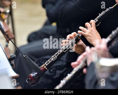 Englisches Horn in den Händen eines Musikers, während eines Konzerts mit klassischer Musik Stockfoto