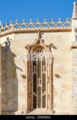 Fenster im Manuelinstil der Igreja de Jesus (Jesus-Kirche) aus dem 15. Jahrhundert, entworfen vom Architekten Diogo Boitaca im Jahr 1494. Setuba Stockfoto