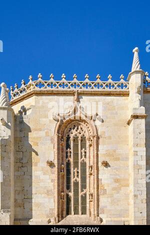 Fenster im Manuelinstil der Igreja de Jesus (Jesus-Kirche) aus dem 15. Jahrhundert, entworfen vom Architekten Diogo Boitaca im Jahr 1494. Setuba Stockfoto