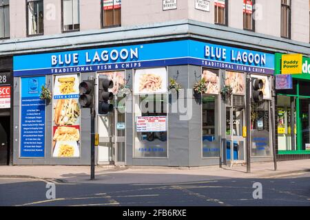 Dieser Fisch- und Chipshop ist dauerhaft geschlossen. Blue Lagoon Fish and Chip-Geschäft, Kreuzung von Bath Street und West Nile Street, Glasgow, Schottland, Großbritannien Stockfoto