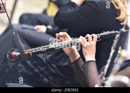 Englisches Horn in den Händen eines Musikers, während eines Konzerts mit klassischer Musik Stockfoto