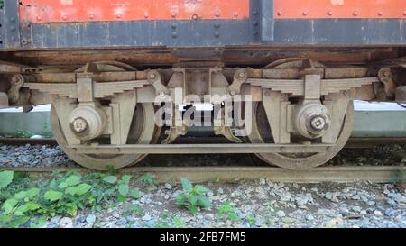 Nahaufnahme von alten rostigen Eisenbahnrädern auf der Strecke Stockfoto