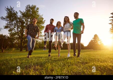 Unbeschwerte Freunde umarmen sich im Sommerfrühlingpark Stockfoto