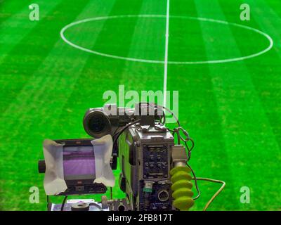 Die TV-Kamera konzentriert sich vor dem Anpfiff auf das Spielfeld Stockfoto