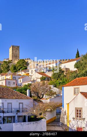 Obidos und das Schloss. Ein traditionelles mittelalterliches Dorf, das im 12. Jahrhundert in die Moore gebracht wurde. Portugal Stockfoto