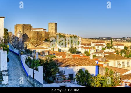 Obidos und das Schloss. Ein traditionelles mittelalterliches Dorf, das im 12. Jahrhundert in die Moore gebracht wurde. Portugal Stockfoto