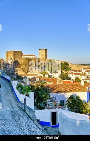Obidos und das Schloss. Ein traditionelles mittelalterliches Dorf, das im 12. Jahrhundert in die Moore gebracht wurde. Portugal Stockfoto