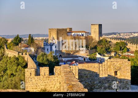 Obidos und das Schloss. Ein traditionelles mittelalterliches Dorf, das im 12. Jahrhundert in die Moore gebracht wurde. Portugal Stockfoto