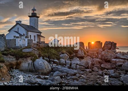 Sonnenuntergang über dem Leuchtturm von Pontusval, Bretagne, Frankreich Stockfoto