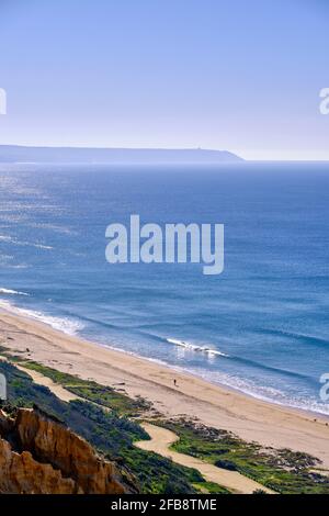 Ruhige Strände entlang der geschützten Landschaft der fossilen Küste der Costa de Caparica. Sesimbra, Portugal Stockfoto