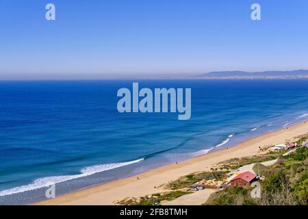 Ruhige Strände entlang der geschützten Landschaft der fossilen Küste der Costa de Caparica. Almada, Portugal Stockfoto