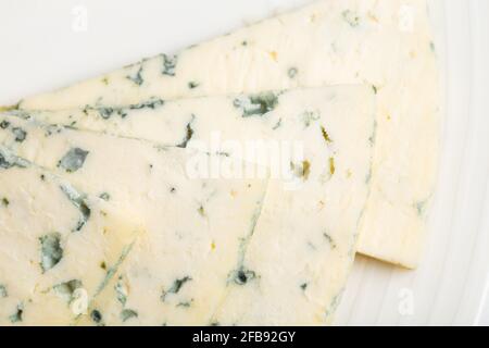 Nahaufnahme von köstlichem roquefort-Käse in Scheiben. Makro. Foto kann als ganzer Hintergrund verwendet werden. Stockfoto