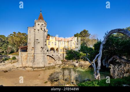 Der Palast des Condes de Castro Guimaraes aus dem 19. Jahrhundert ist heute ein Museum und eine Bibliothek in Cascais. Portugal Stockfoto