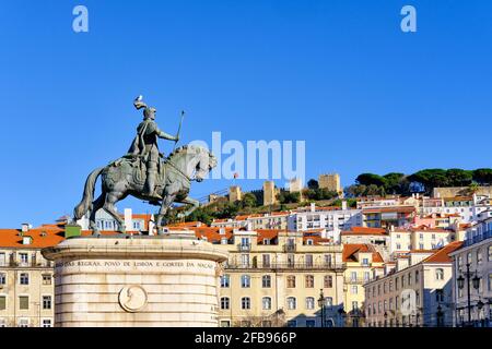 Reiterstatue von König Joao I und Burg Sao Jorge, Praca da Figueira. Lissabon, Portugal Stockfoto