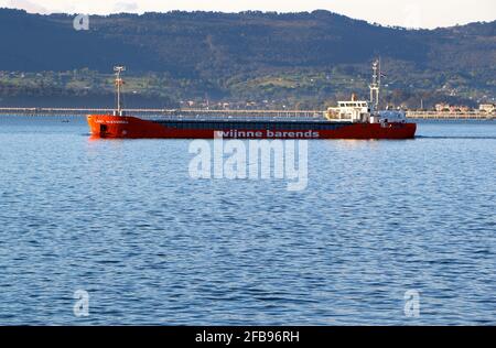Das holländische Frachtschiff Lady Alexandra verlässt den Hafen von Santander Cantabria Spanien an einem ruhigen, sonnigen Frühlingsmorgen in der Bucht Stockfoto