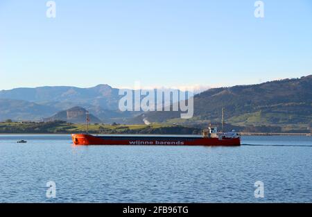 Das holländische Frachtschiff Lady Alexandra verlässt den Hafen von Santander Cantabria Spanien an einem ruhigen, sonnigen Frühlingsmorgen in der Bucht Stockfoto