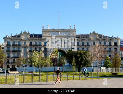Alter Hauptsitz der Banco de Santander Paseo de Pereda Santander Kantabrien Spanien von den Pereda Gardens aus gesehen, in die umgewandelt wird Ein Museum April 2021 Stockfoto