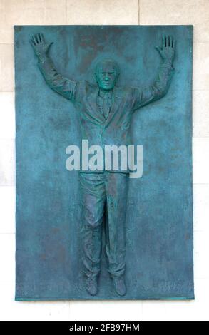 Bronze Relief Skulptur Lebensgröße von Fußballspieler und Trainer Nando Yosu im Stadion des Racing Santander Football Club in Santander Kantabrien Spanien Stockfoto