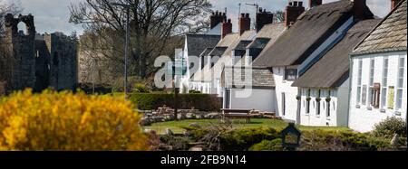 ETAL Dorf mit seinem Schloss und reetgedeckten Pub The Black Bull im Norden von Northumberland in der Nähe der schottischen Grenze. Stockfoto