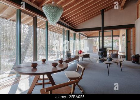 Innenansicht eines Patio-Wohnzimmers mit Blick auf den Busch in einem japanischen Haus in Nigata aus Tokio, Japan Stockfoto