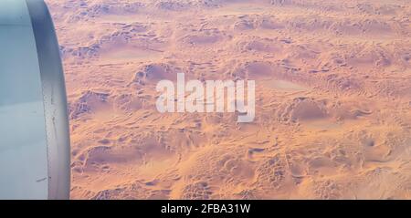 Luftaufnahme der Sanddünen in der Wüste Rub Al Khali Von einem Flugzeug bei Sonnenaufgang Stockfoto